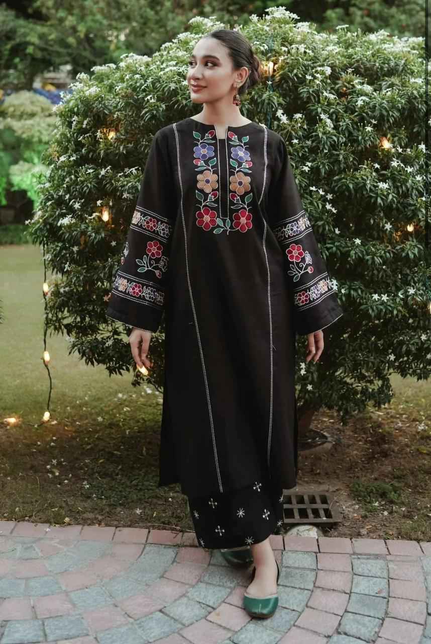 BLACK EMB 2PC